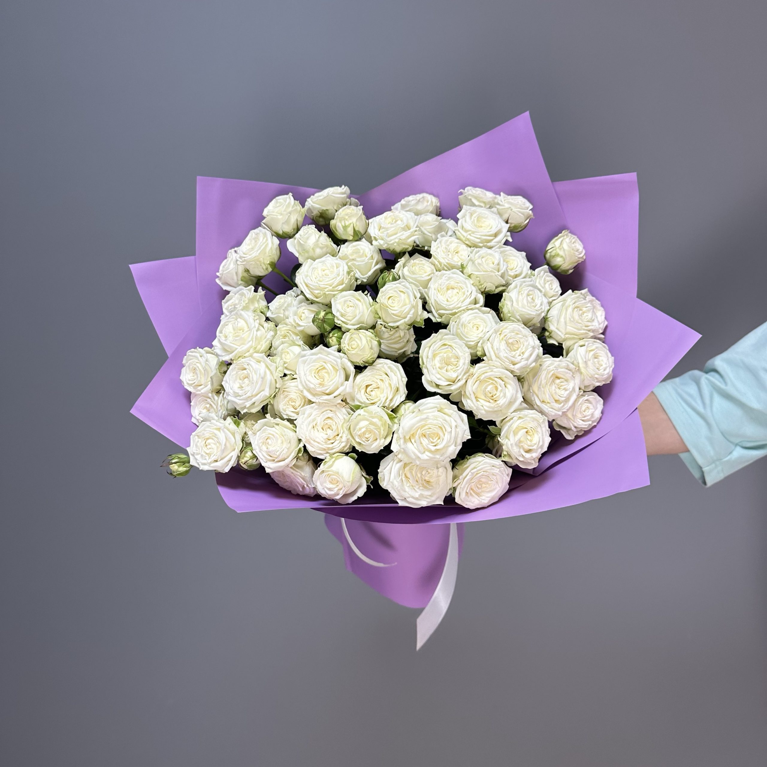 19 белых пионовидных роз